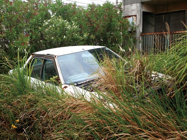 池島炭鉱／アパート中庭の廃車