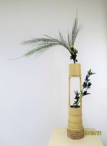 竹の花器 上下に生ける二重生け 生花 池坊 花のあけちゃんブログ明田眞子 花の力は素晴らしい 広島で４５年 池坊いけばな 教室 熱心な方々と楽しく生けてます