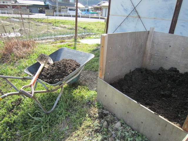 野菜残渣 雑草の堆肥を畑に投入しました 大好き 野菜の時間