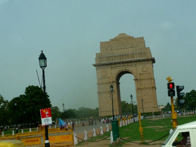 ７/３１：インド門は第一次大戦で戦死したインド兵の慰霊塔