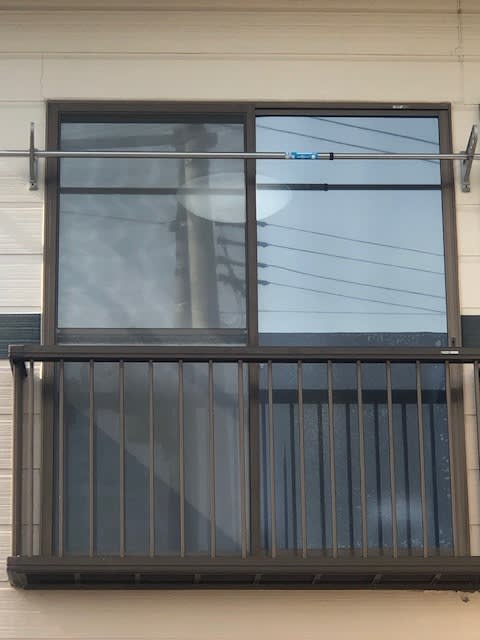 窓フィルムは 昼間は電球が外から見える程度 ハーフミラー窓フィルム 日本エコ断熱フィルム 窓ガラスの暑さと地震対策に窓フィルム貼り 目隠しミラーならカーテンなしで外から見られず中からスッキリ 冷暖房効果アップ