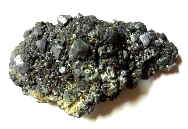 紀州鉱山産・方鉛鉱の結晶（群晶 ～ 左右幅約11.5cm ）