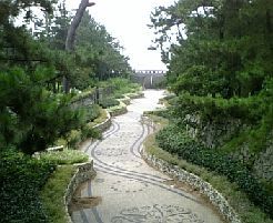 海に向かっての道・・・雰囲気あるでしょ♪