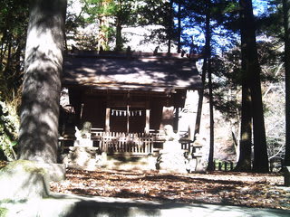 一石山神社は北を背に南を向いて建つ