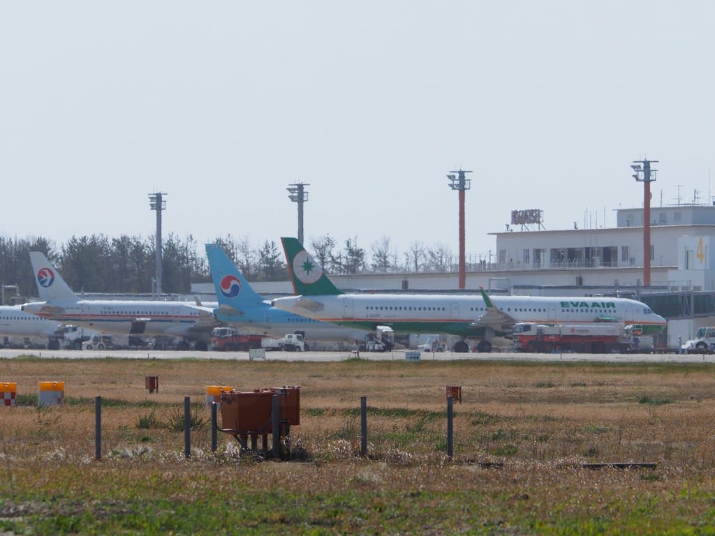 また逢いましょう 小松空港の国際線の翼 The Contrail In Komatsu