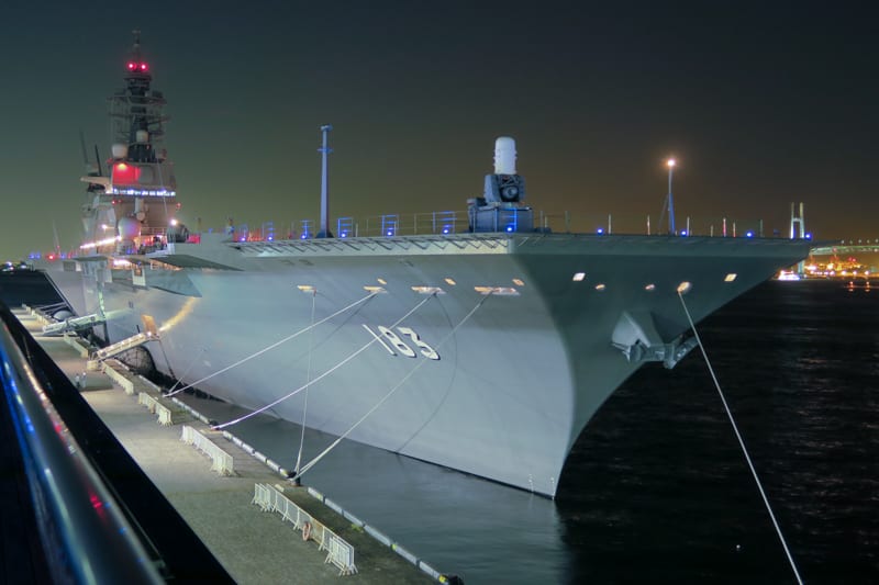 夜の大桟橋に停泊する護衛艦 いずも 横浜市 かながわ いーとこ