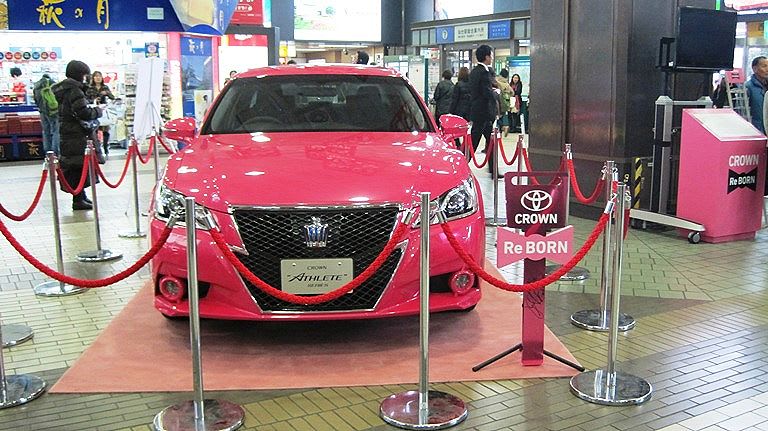 仙台駅に展示されていた格好いいピンクの車 あふさきるさの日常