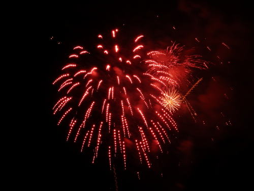 ２０１５年諏訪湖祭湖上花火大会で見た花火　赤い花火