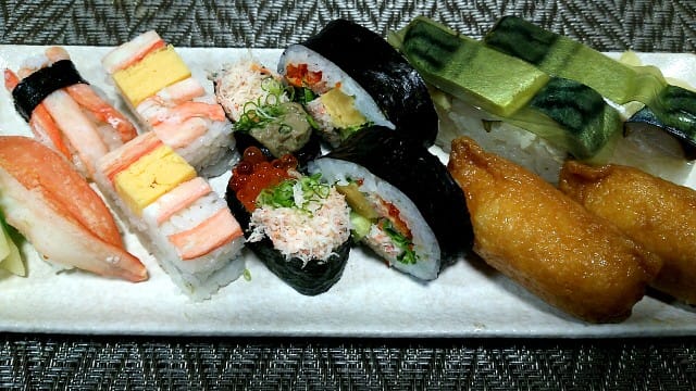 ちよだ鮨:カニ寿司鯖寿司稲荷寿司