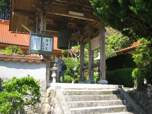 お寺の山門にかかるＭ家一族が寄進した鐘