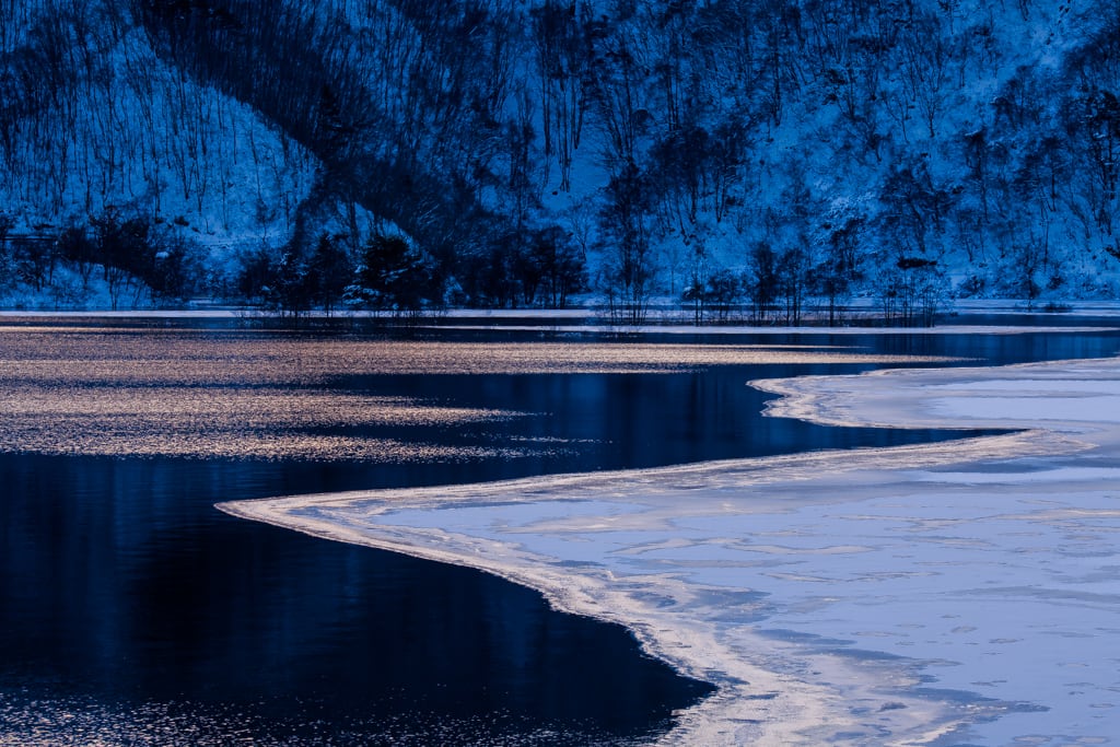 秋元湖 冬の朝の写真