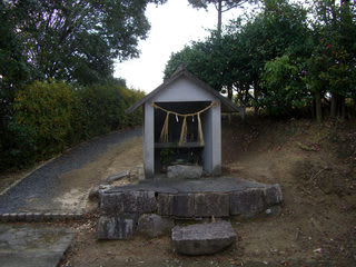 惣戸神社境内の祠