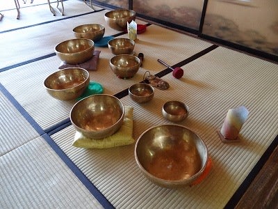 クリスタルボウル シンギングボウルで倍音浴 普門寺で癒しの時間 のご案内 切り絵御朱印 発祥 豊橋のもみじ寺 普門寺 ブログ 永代供養 樹木葬 納骨堂 レンタル式お墓