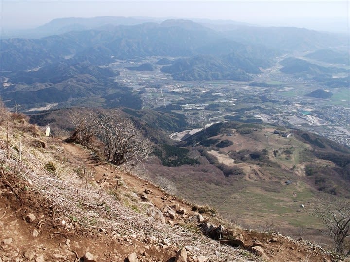 伊吹山 2 山頂で途切れた県境線 心が満ちる山歩き 伊吹山 2 山頂で途切れた県境線 心が満ちる山歩き
