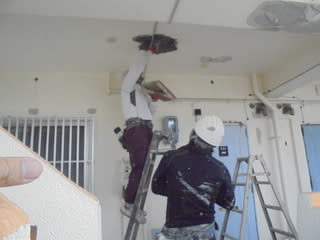アパート大爆裂補修現場です 沖縄塗装工業
