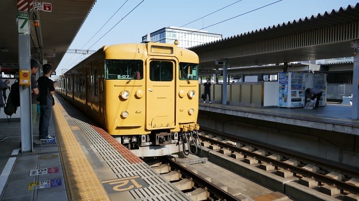 青春18きっぷで 瀬戸大橋を渡り高松です 我 再び駆ける
