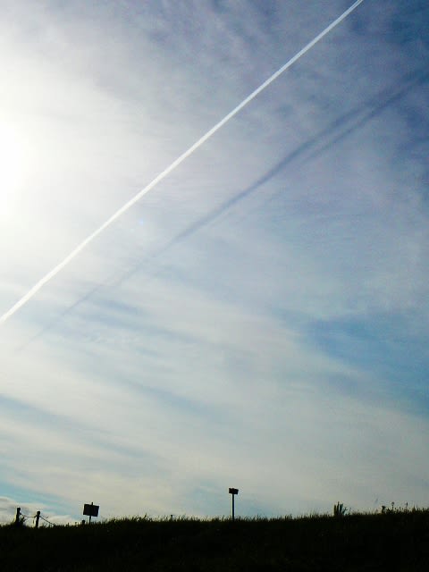 飛行機雲の影？の画像