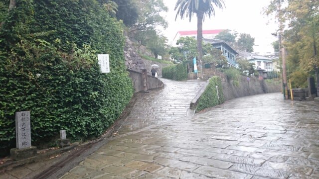 長崎 雨のなかのオランダ坂 バッテン長崎の人