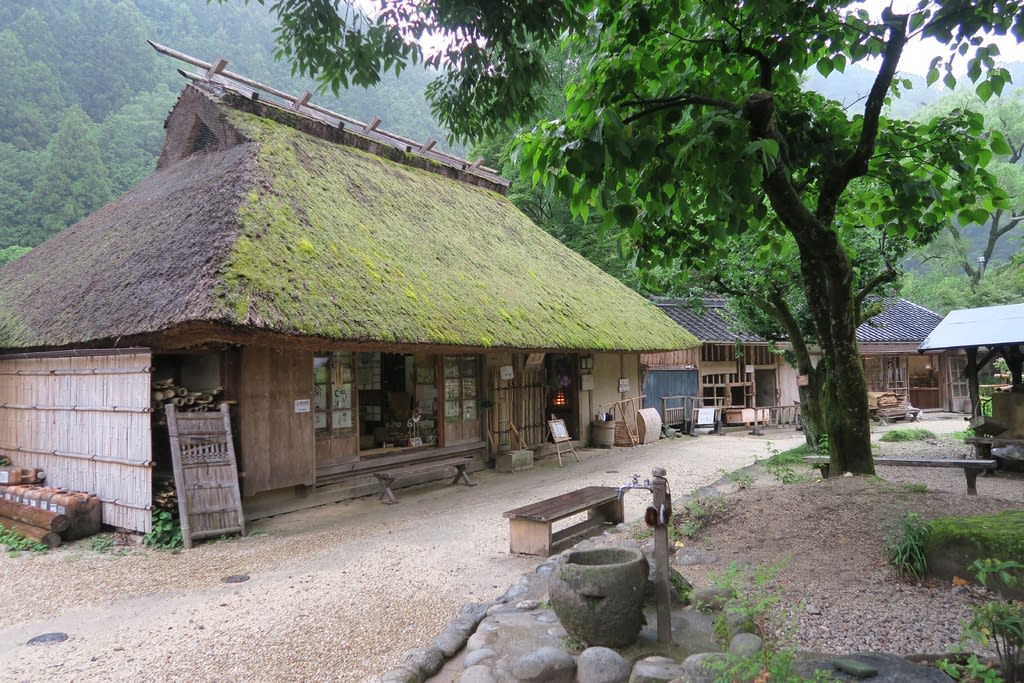 足助屋敷では蓑曳鶏が放し飼いされ 鍛冶屋 篭屋 木地屋などの手仕事の技術が伝承されています 自然を求めて近辺ぶらり 足助屋敷では蓑曳鶏が放し飼いされ 鍛冶屋 篭屋 木地屋などの手仕事の技術が伝承されています 自然を求めて近辺ぶらり