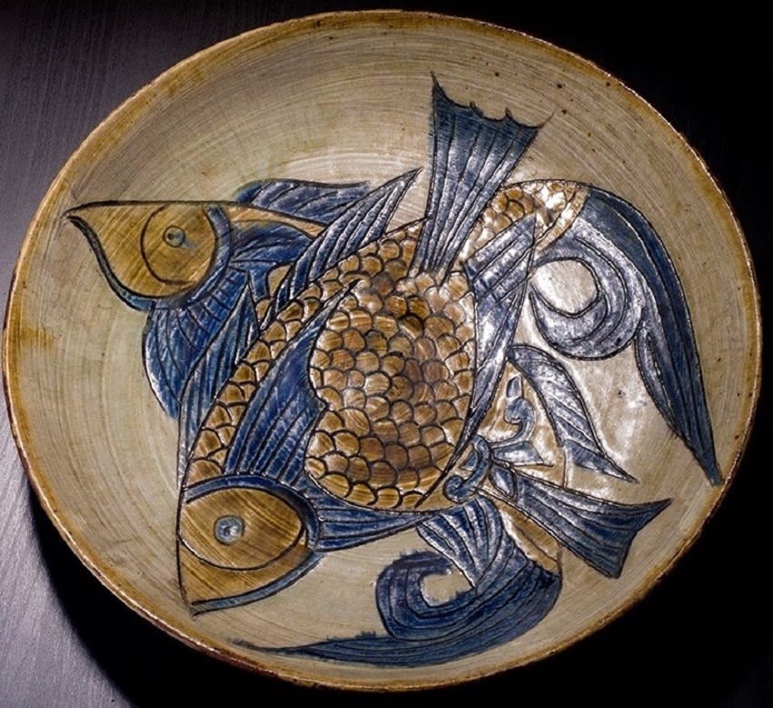 皿■琉球焼 壷屋 魚紋飾り皿 青 大皿 魚彫り 古美術 時代物 骨董品■ 皿 琉球焼 壷屋 魚紋飾り皿 青 大皿 魚彫り 古美術 時代物 骨董