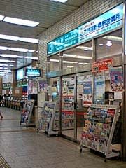 阿倍野橋近鉄バス営業所、左に小さくみえるのは近鉄電車大阪阿部野橋駅の改札口。ちなみに、営業所はバスターミナルとは離れている。バスターミナルはＪＲ天王寺駅東口対面側にある。
