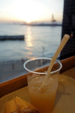 海遊館 ５ 館内の 海の見えるカフェ で ひと休み のんスケの 行き当たりバッタリ