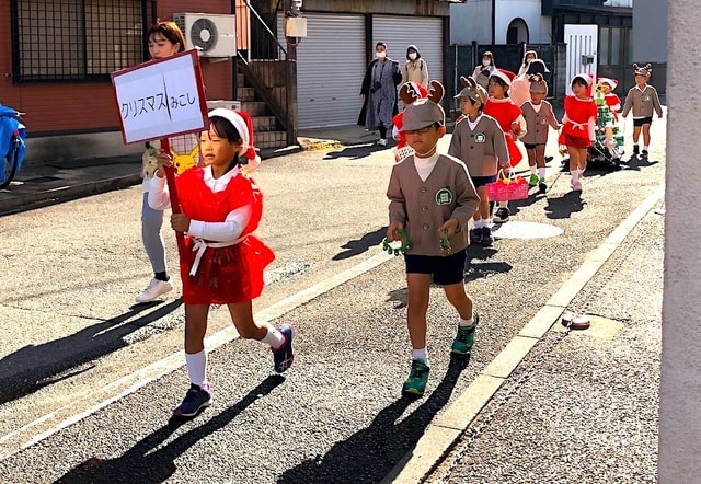 15日はお向かいの幼稚園児の皆様がお祭りの行列を・・・・ - ガラシャ の白詰草公式ブログ。