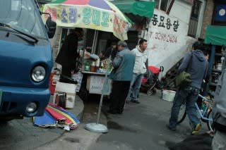 スンインドン　裏通り　おじさん、おばさんの集まるところ