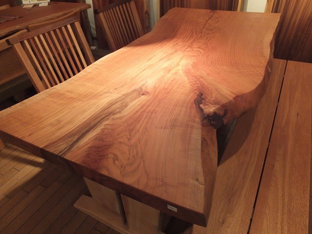 ４1、【限定一枚】形が面白い、ヤマザクラの一枚板テーブル。一枚板と木の家具の専門店エムズファニチャーです。 - 一枚板と木の家具の専門店 M's  furniture