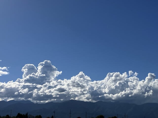北アルプスの山並みを覆う入道雲