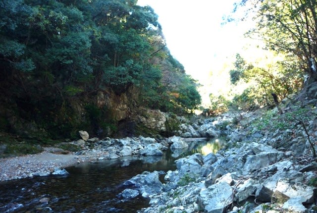 駒ヶ野・「隆祥橋」直下の一之瀬川の渓流