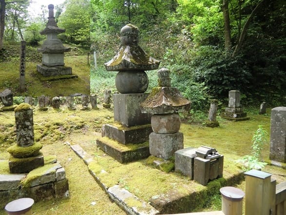 上杉謙信の墓 左上川中島戦死者供養塔 哲仙の水墨画
