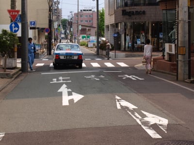 路面の矢印 広く浅く