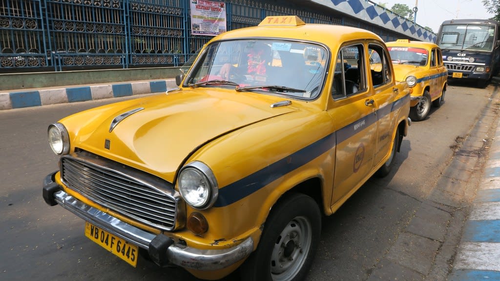 19東インドの旅 コルカタ市の 黄色いタクシー アンバサダー 比企の丘