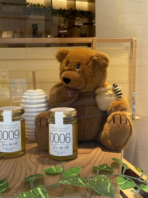 クマの縫ぐるみがなんともキュートな はちみつ専門店 ミールミィ本店 老後は京都で