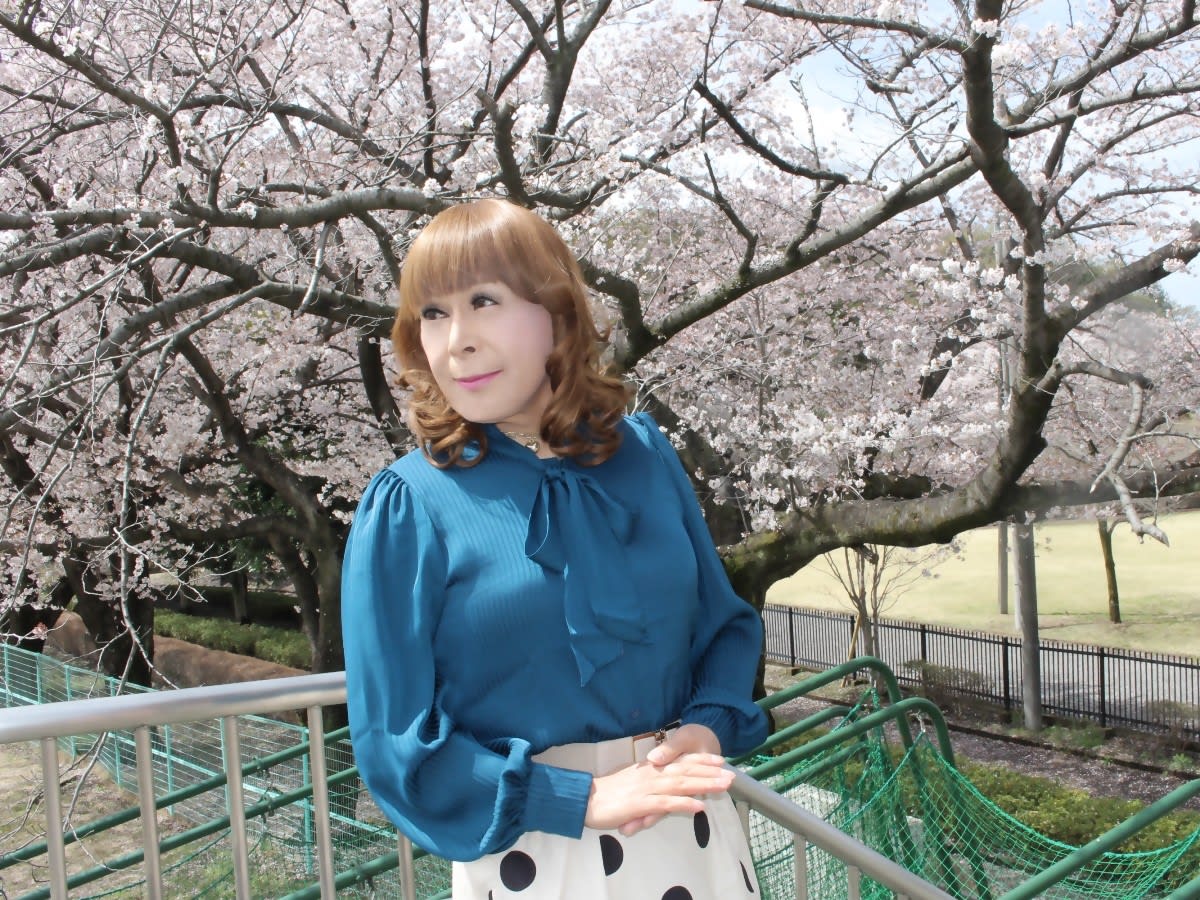紺のリボンブラウスに大きなドット柄のスカート・桜背景 - 深月愛のフォトブログ(私は死ぬまで女装をやめられない)