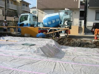 防湿シートは捨てコンクリートの上か下かについて 家づくりなんてカンタンだ