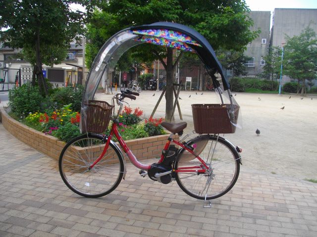自転車の便利グッズに何が最高か おしゃれな日よけ雨除けの自転車の屋根 コロポックルのブログへようこそ