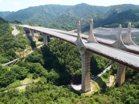 新名神高速道路 近江大鳥橋 おうみおおどりばし ブナの中庭で 新名神高速道路 近江大鳥橋 おうみおおどりばし ブナの中庭で