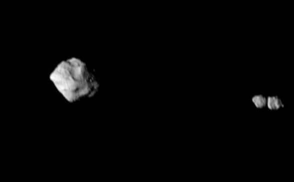 図2．画像右側が衛星セラム。接触二重小惑星であることがよくわかる。（Credit: NASA, Goddard, SwRI & Johns Hopkins APL）