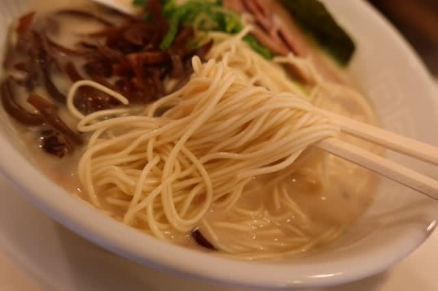 博多天神 新宿東口駅前店 豚骨ラーメン そんなに食うなら走らんと