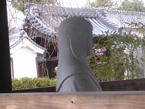 糸懸桜と染めの井に立つ中将姫の塑像