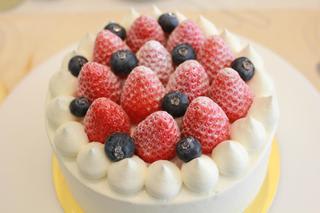 苺の生クリームデコレーションバースデーケーキ 長いな Patissiere Aoiの日常