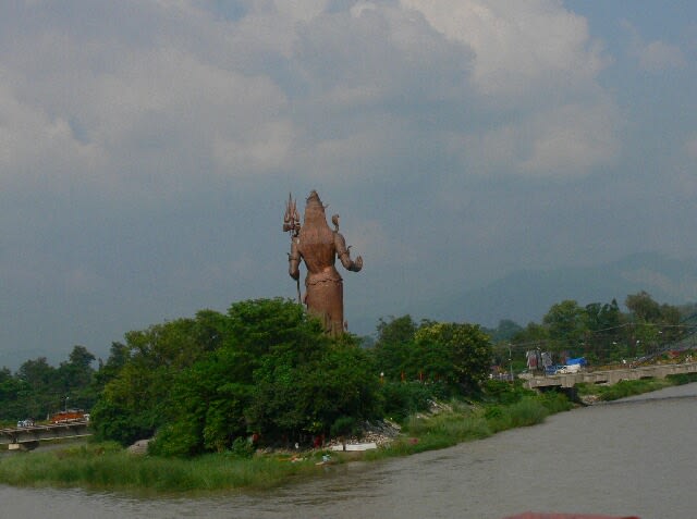 ハリドワール：町に入ると巨像が見えてきた。ヒンドウー教の主神の一人シバ神の像