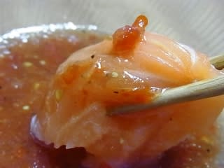 ノルウェーサーモンのお刺身を食べる ~トマトとバルサミコのソース