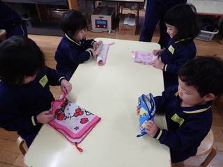 ぴんく組 2歳児 タオルたたみ 戸外遊び おおわだ保育園 子どもたちの様子 ぴんく組 2歳児 タオルたたみ 戸外遊び おおわだ保育園 子どもたちの様子