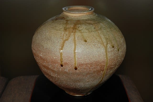 信楽焼きの壺（しがらぎやき） - 万福寺 大三島のつれづれ