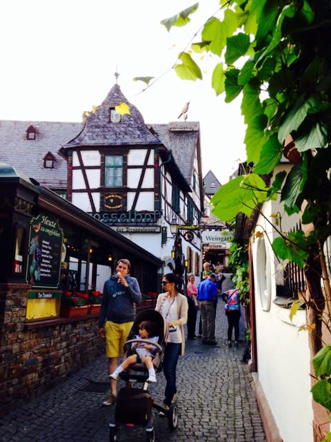 つぐみ横丁はバカンスムード リューデスハイム 奥様は海外添乗員 ただ今休業中