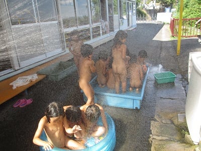 幼稚園 プール 裸 