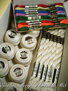 刺繍糸は箱に収納されて 5番の刺繍糸